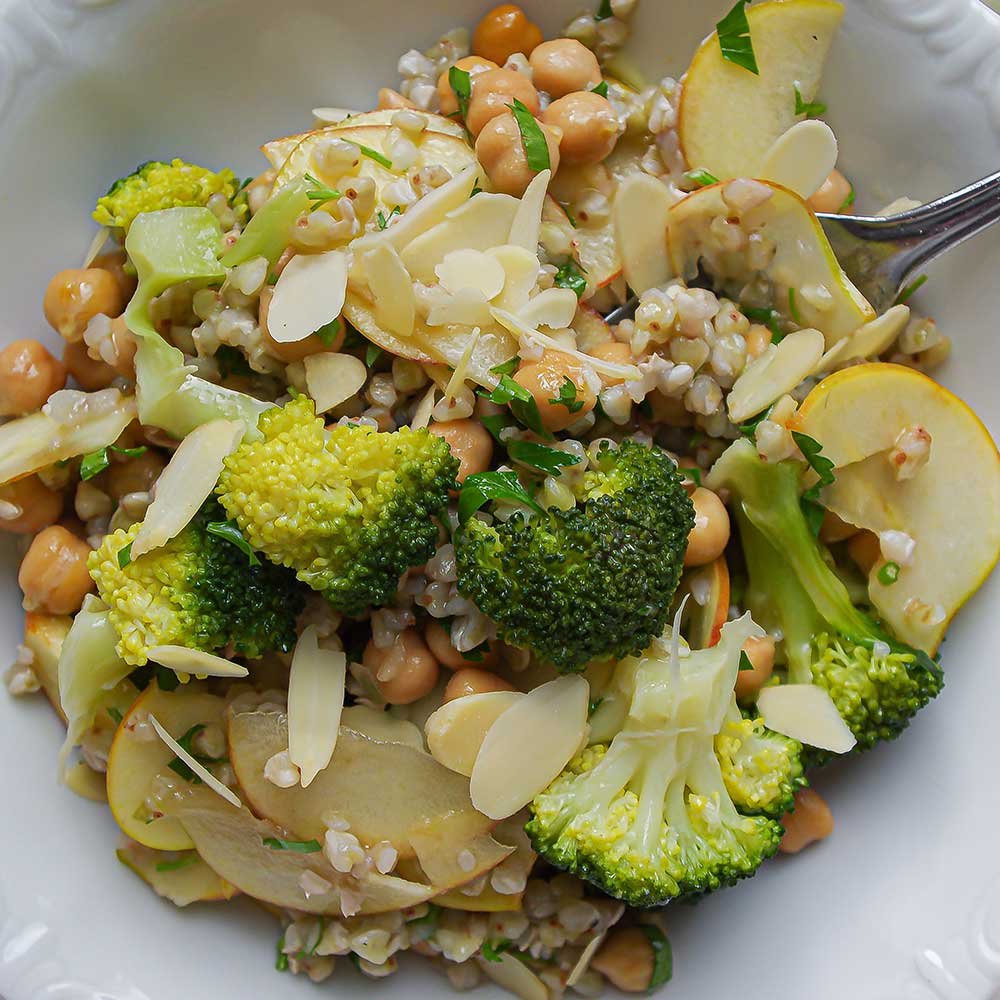 Brokkoli-Apfel-Salat-mit-Buchweizen