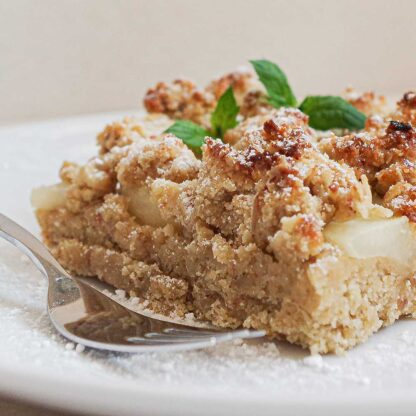 Dattel-Streuselkuchen mit Einkorn und Birne