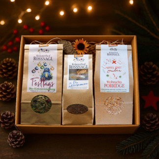 Festtagstee, Leinsamen und Weihnachts-Porridge in einer weihnachtlichen Geschenksbox.