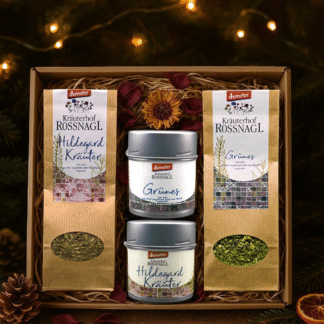 Hildegard-Kräutermischung im Nachfüllbeutel und der Streudose und Grünes-Kräutermischung im Nachfüllbeutel und der Streudose schön verpackt in einer weihnachtlichen Geschenksbox.