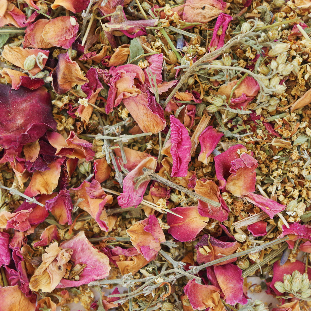 Lose Räucherwerk-Mischung mit getrockneten Rosenblüten