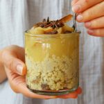 Cremiger Goldhirse-Porridge in einem Glas, getoppt mit Apfelmus.