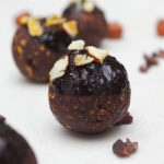 Nahaufnahme von proteinreichen Energiebällchen